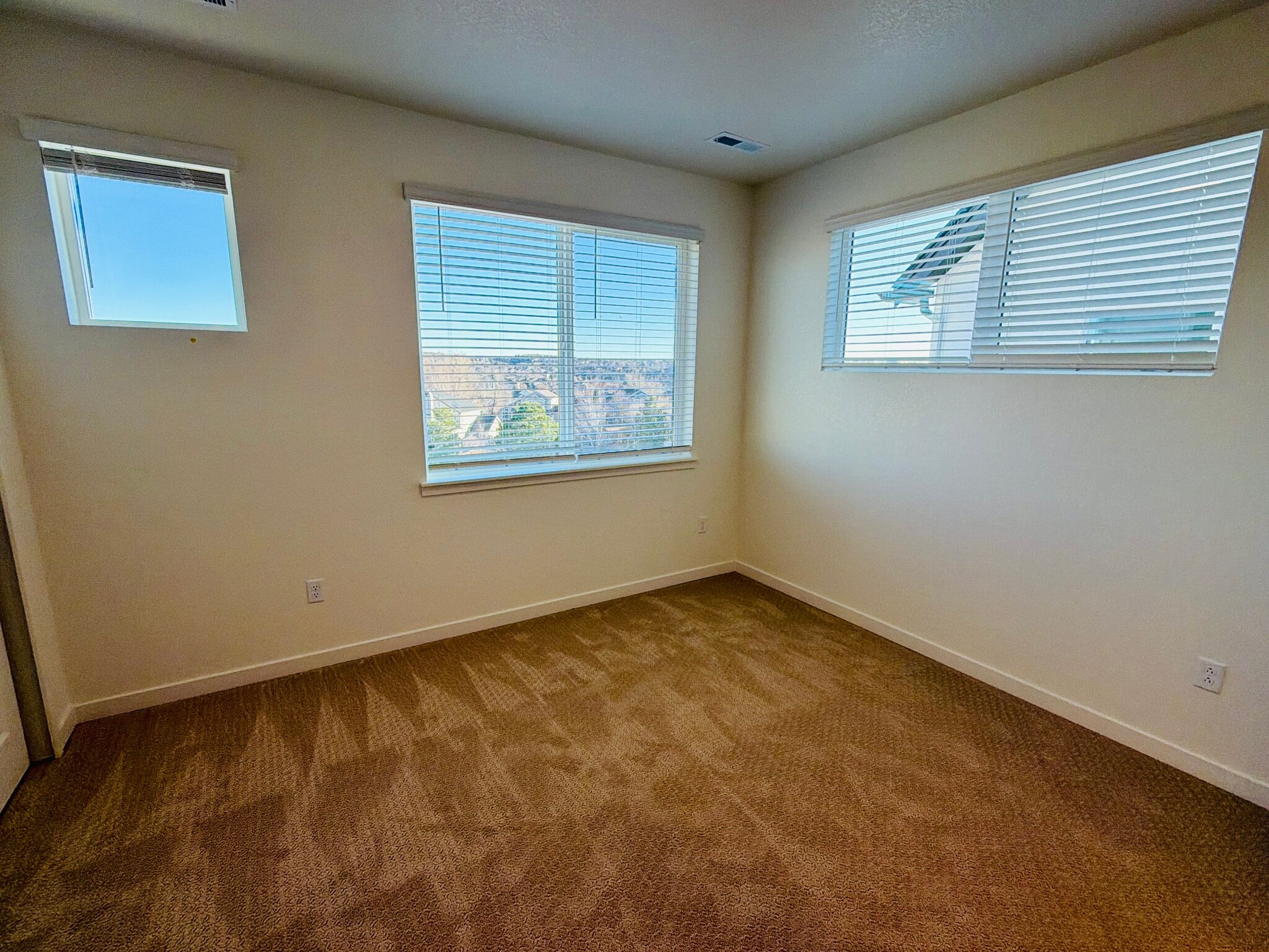 Building Photo - 7174 Clove Hitch Hts