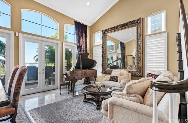 Building Photo - 9 Marisol