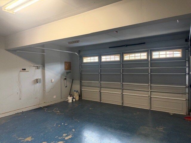 Building Photo - 4 bedroom 2.5 baths: formal living/dining