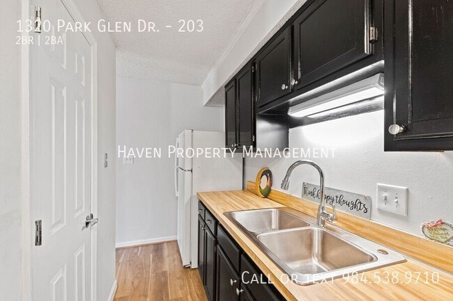 Building Photo - 1320 Park Glen Dr