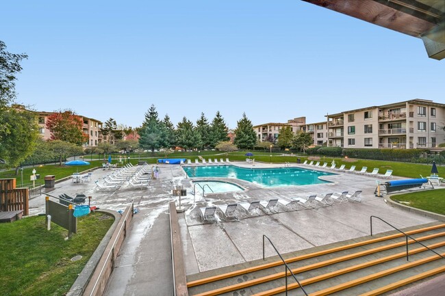 Building Photo - Sunny, 1 bedroom located on the 2nd floor ...