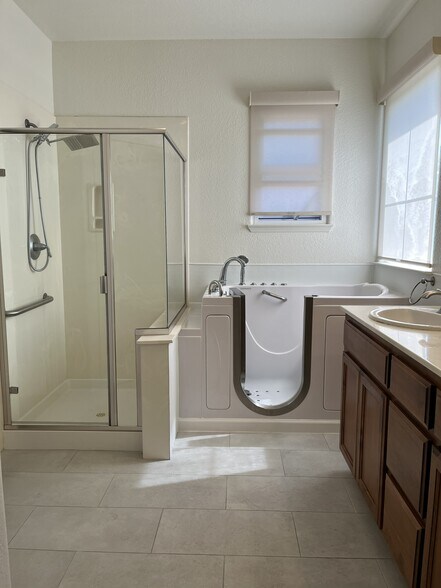 Building Photo - 4656 Snead Dr