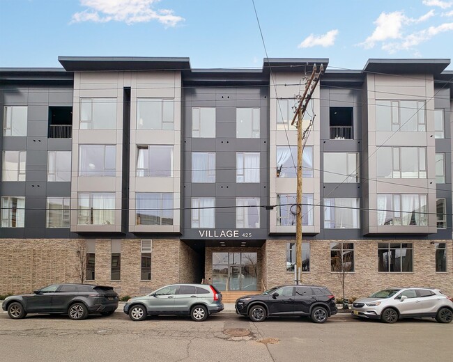 Building Photo - 425 3rd St