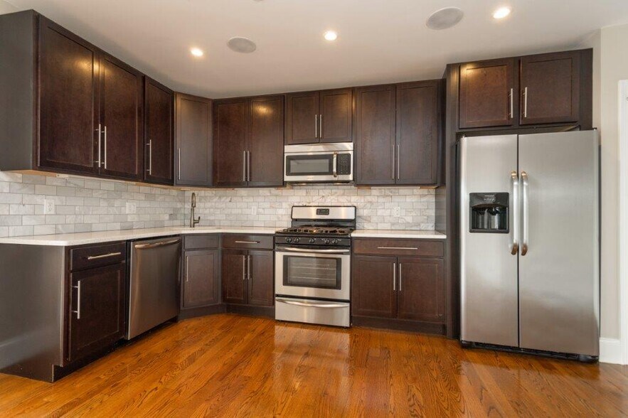Building Photo - 309 D St