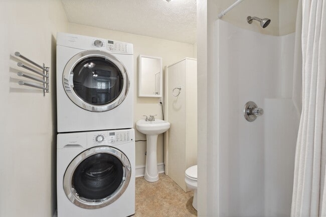 Building Photo - 3307 Kenmore Dr