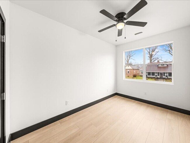 Building Photo - Knoxville 37914 - 3 bedroom, 3 bath stunni...