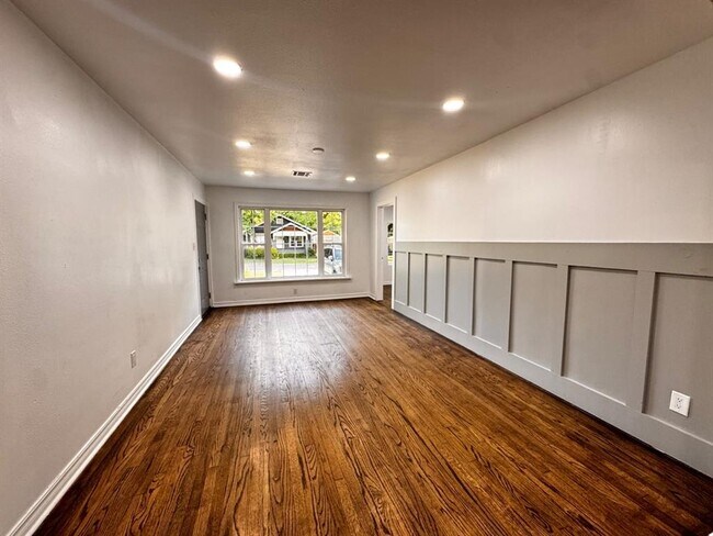 Building Photo - 1117 W Symmes St