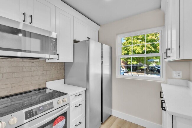 Building Photo - Newly Renovated 2 BR/ 1.5 BA Condo off Eas...