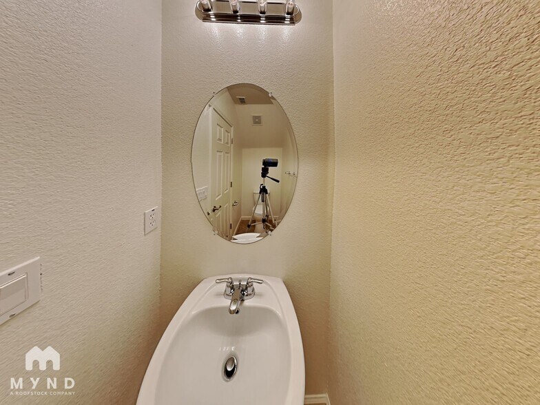 Building Photo - 1088 Crown View Dr