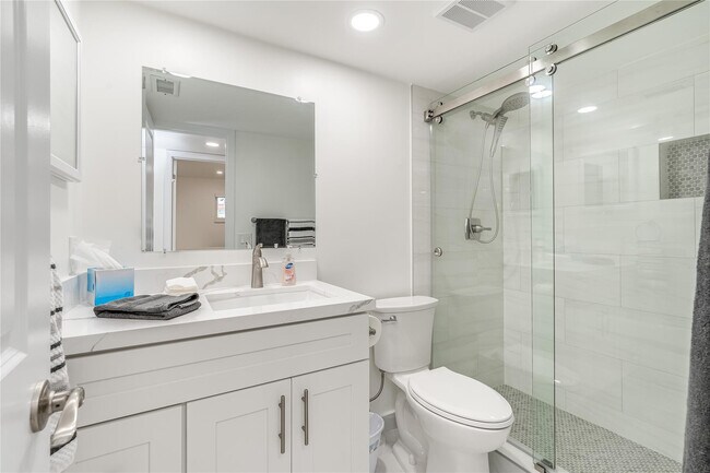 Building Photo - 411 S Hollybrook Dr