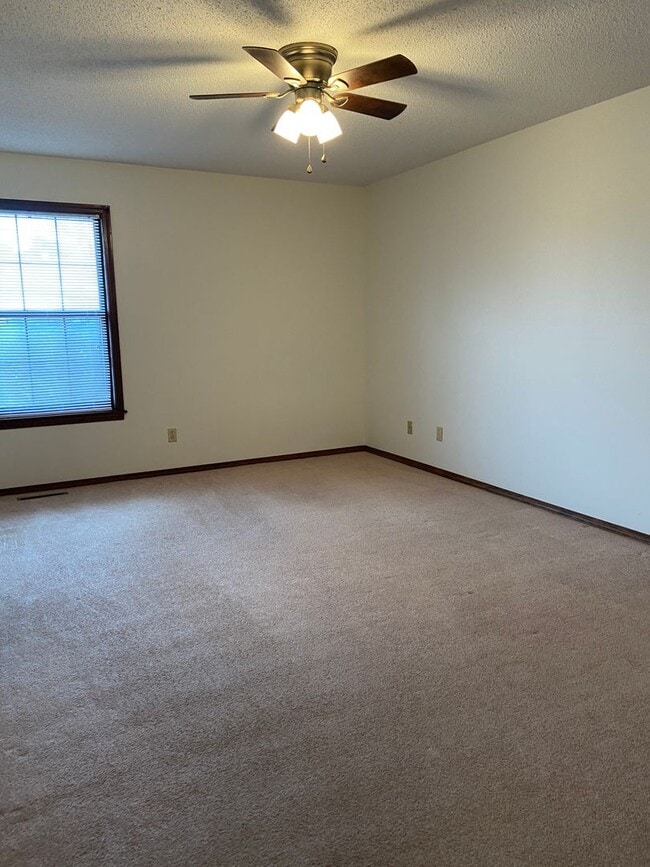 Building Photo - All brick 3 Bed, 2 Bath, 2 Car Garage Ranch