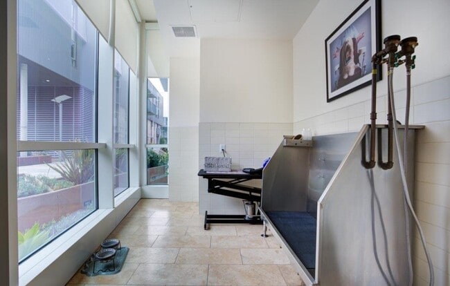 Building Photo - 1705-1725 Ocean Ave