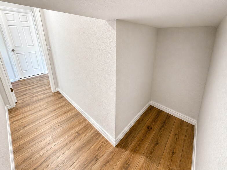 Building Photo - 1305 Current Pl