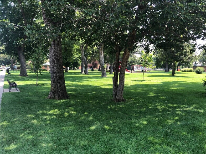 Building Photo - 713 Collyer St