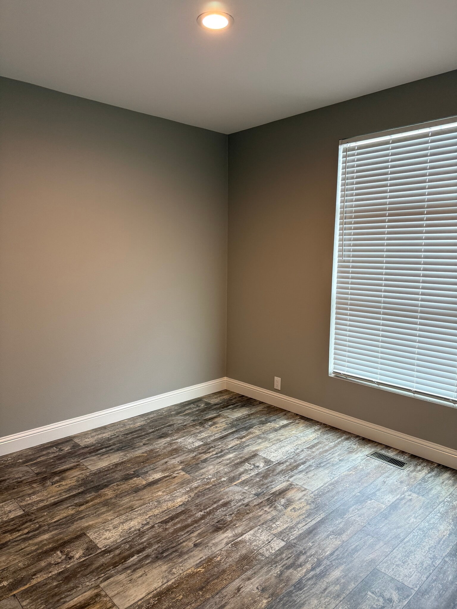 Building Photo - 819 Dianne Dr