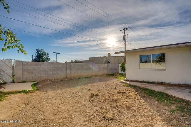 Building Photo - 4249 W Townley Ave