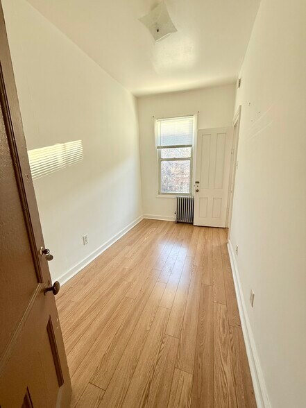 Second bedroom. Perfect for office or studio - 1267 DeKalb Ave