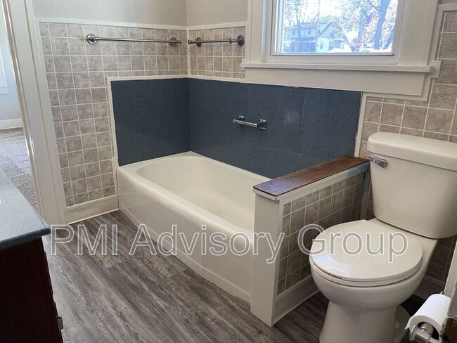 Building Photo - 721 SW Park Ln