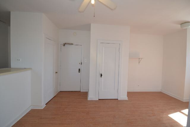 Building Photo - 941 W Carmen Ave