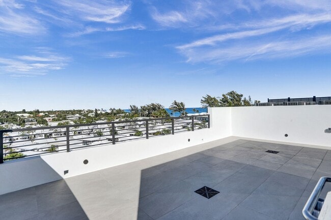 Building Photo - Gorgeous New Townhouse on the Beach