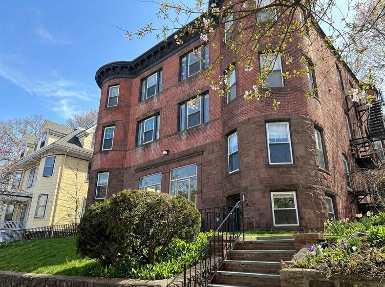 Building Photo - 674 Washington St