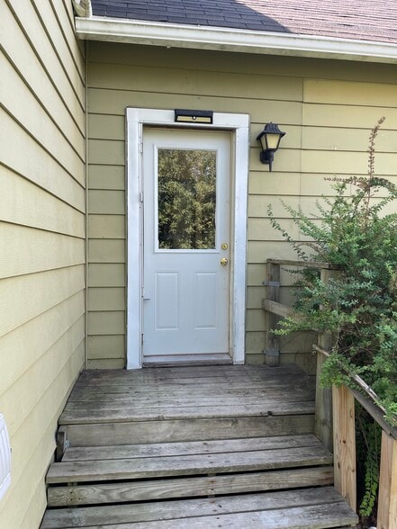 Building Photo - 1638 Saemann Ave