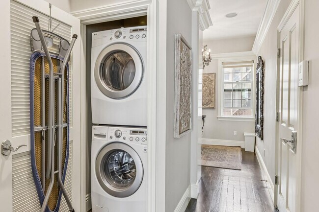 Building Photo - 690 Sutter St