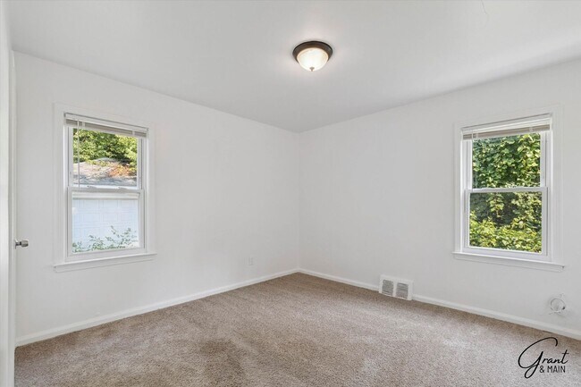 Building Photo - 3 Bedroom - 1 Bath- $1,150.00