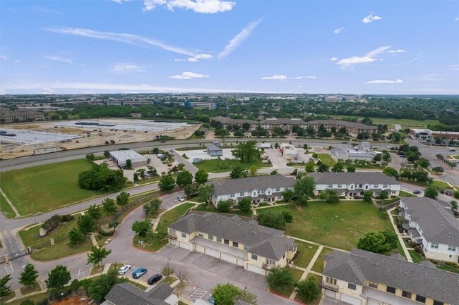 Building Photo - 2101 Town Centre Dr