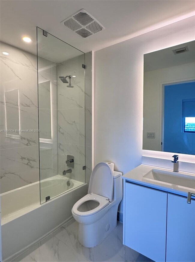 Building Photo - 700 NE 24th St