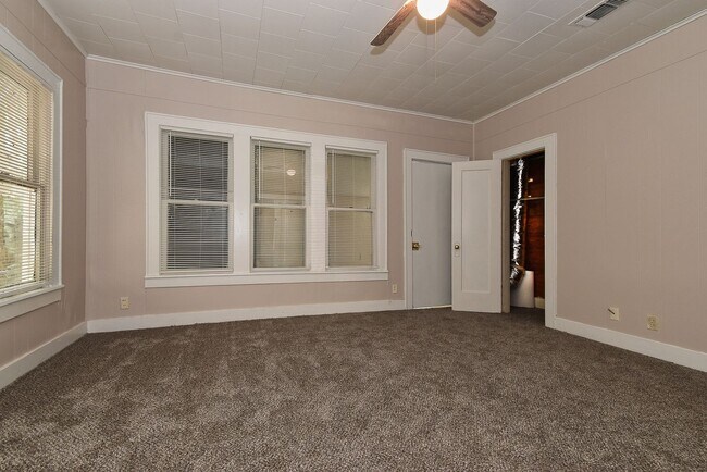 Building Photo - 3814 Roberts St