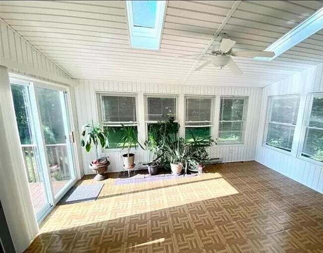 Building Photo - 1556 Shagbark St