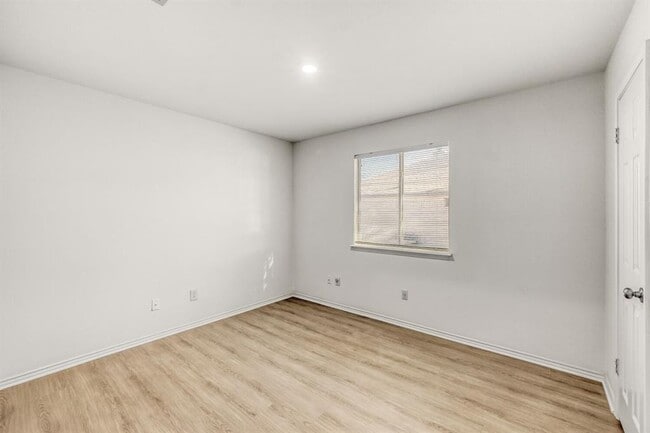 Building Photo - 411 Masonwood Dr