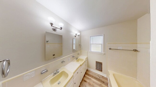 Building Photo - 3 bed 1.5 bath house + Studio Apt