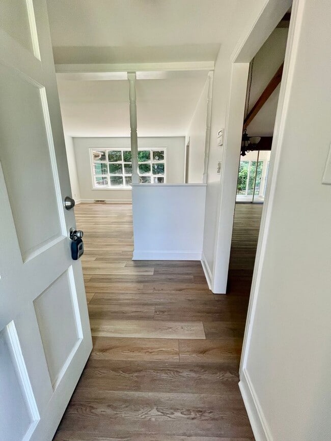 Building Photo - Welcome to the Classic 3 bedroom 1 1/2 bat...