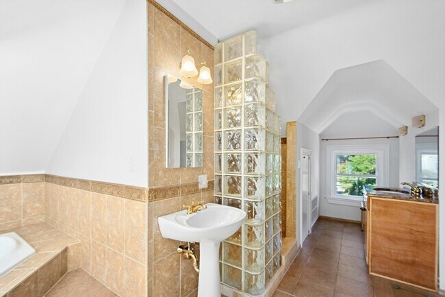 Building Photo - 231 Lagrange St