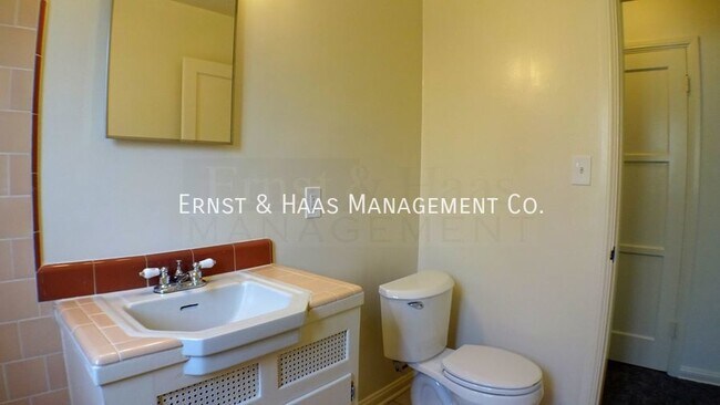Building Photo - Beautiful Duplex Apartment in Prime Bixby ...
