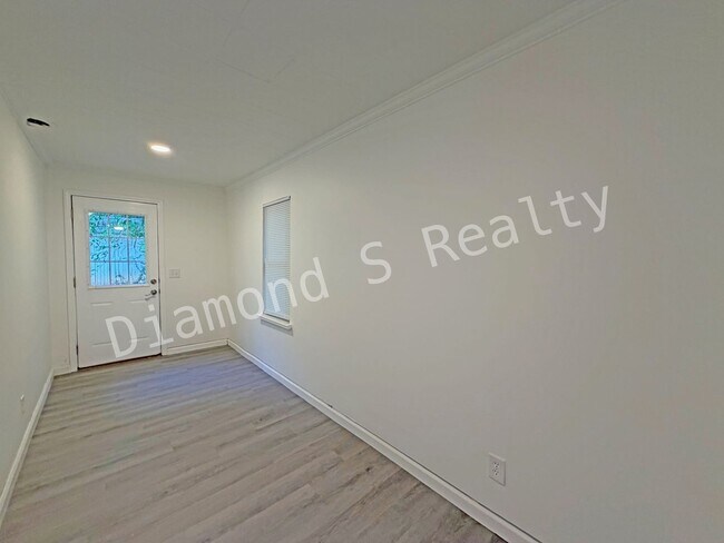 Building Photo - Adorable 2 Bed/1 Bath Home