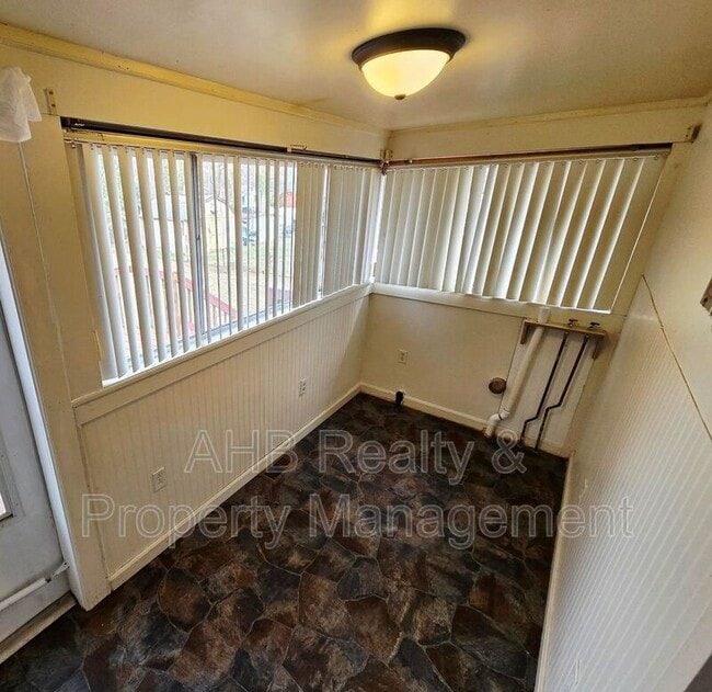 Building Photo - 914 Stokes St