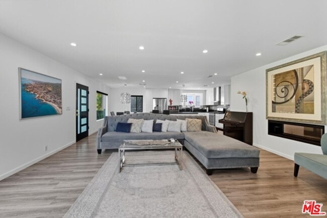 Building Photo - 10915 Ayres Ave