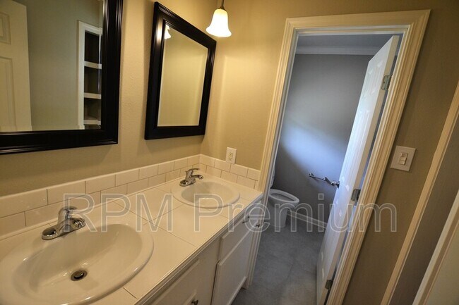 Building Photo - 3147 Little Farms Dr