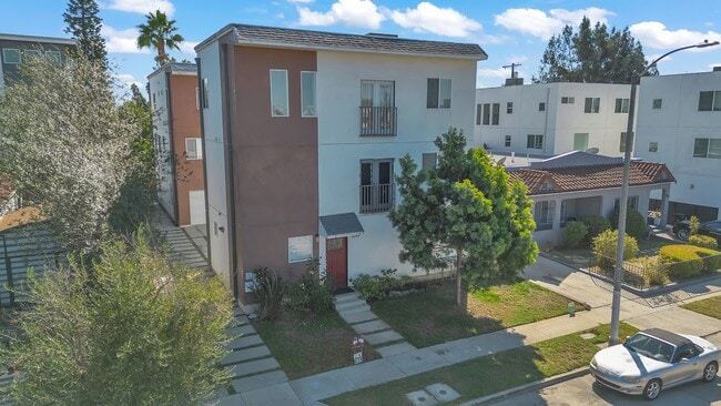Building Photo - 1846 S Curson Ave