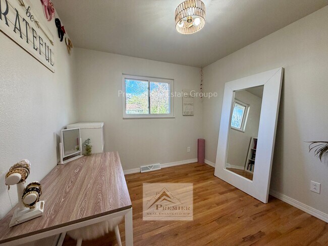 Building Photo - 1122 Pike Dr