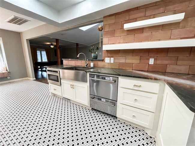 Building Photo - 13228 Green Valley Dr