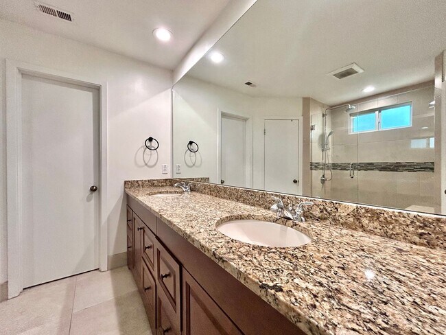 Building Photo - Cozy 3-Bedroom, 2-Bath Home with Covered D...