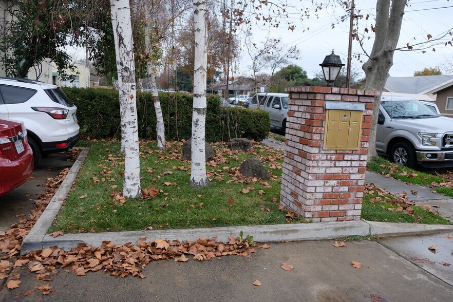 Mailboxes - 118 W Beverly Pl