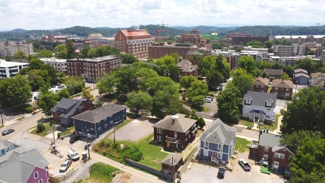 Building Photo - 6 Bedroom in Fort Sanders w/ Ensuite Bathr...