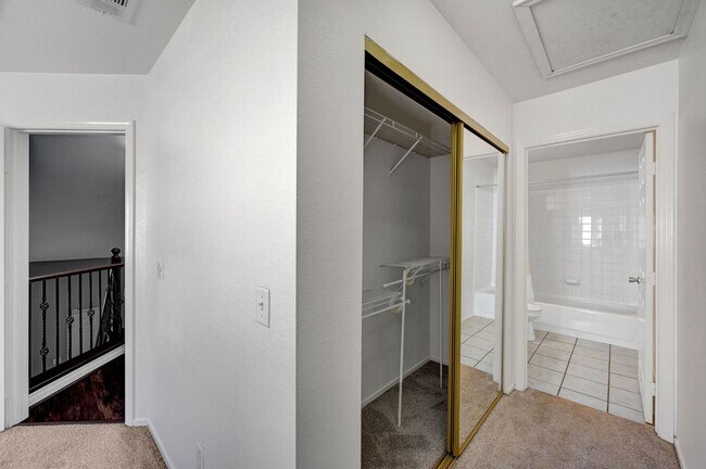 Building Photo - Stunning Summerlin Townhome!