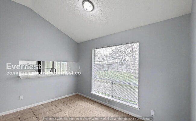 Building Photo - 3 Bed, 2 Bath Home with Fenced Yard & Garage / Pet-Friendly / Available Now!