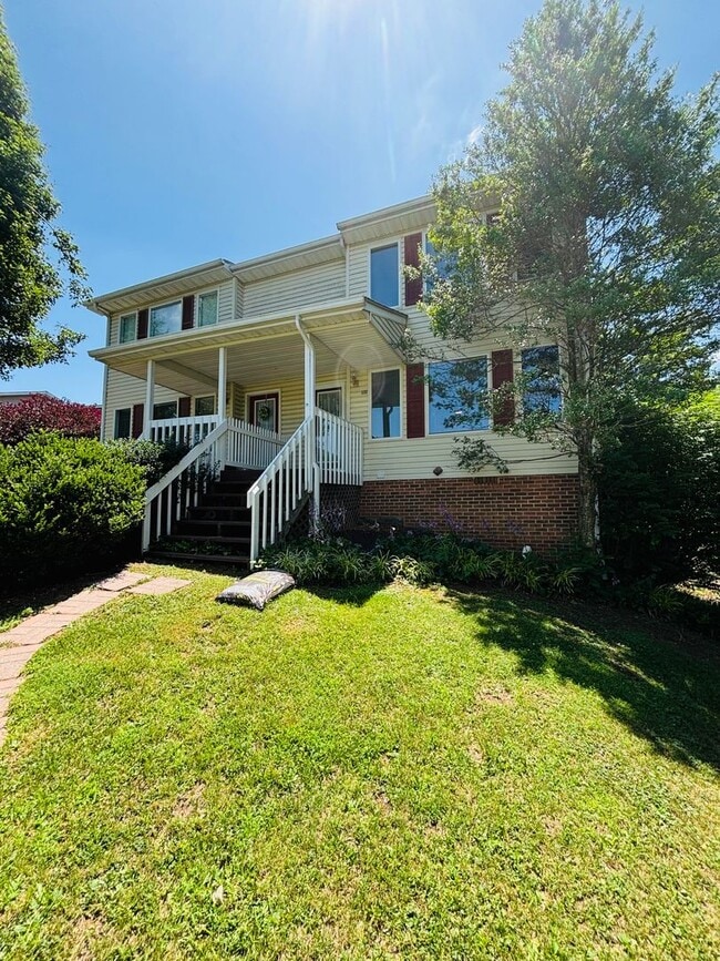 Building Photo - Nicely appointed 3 bedroom, 2 Bath Townhome
